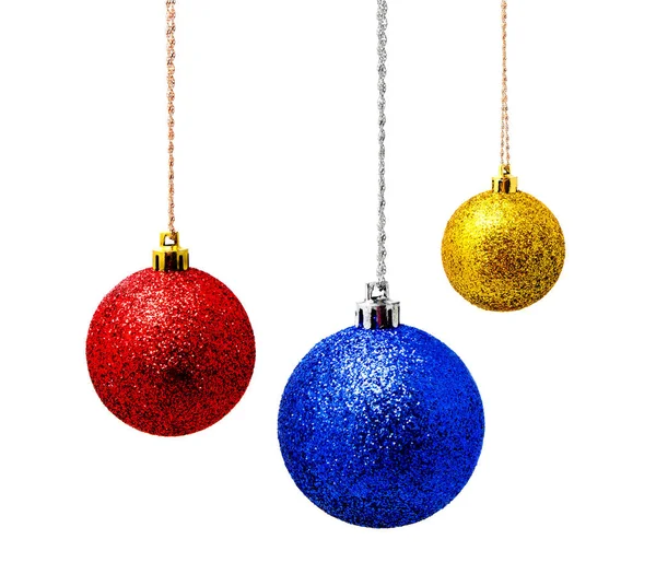 Hunging bola de Navidad azul y amarillo rojo aislado en un blanco — Foto de Stock