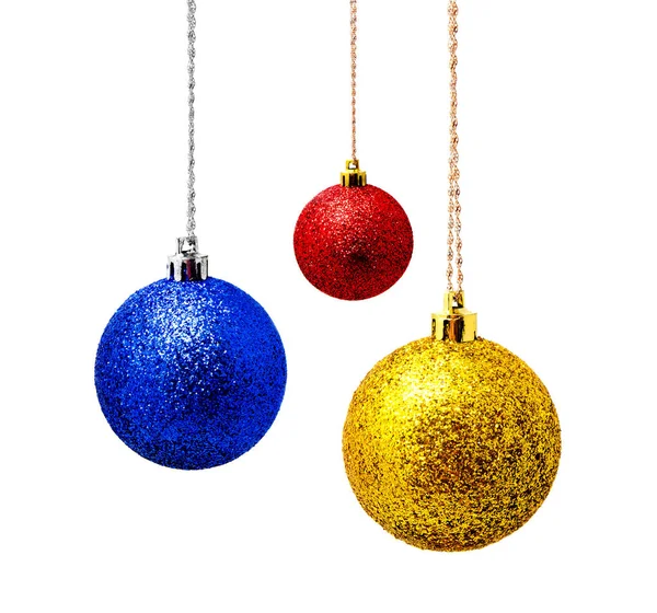 Hunging rode blauwe en gele kerst bal geïsoleerd op een witte — Stockfoto