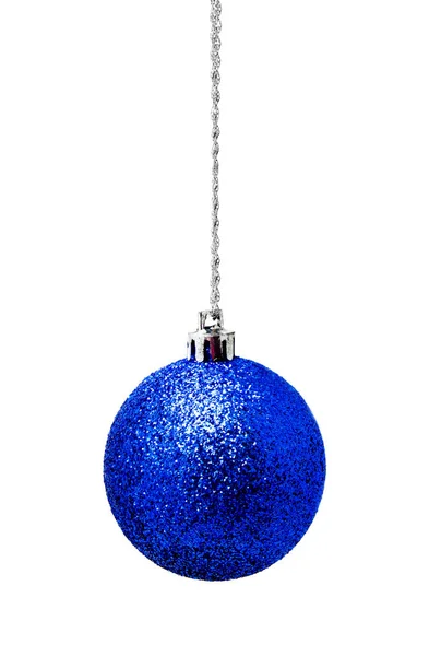 Hunging ブルー クリスマス ボール、白で隔離 — ストック写真