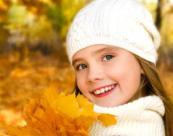 Hösten porträtt av bedårande liten flicka i hatt — Stockfoto