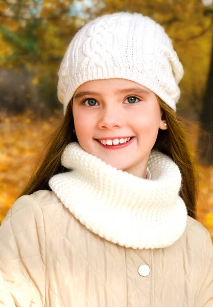 Podzimní portrét roztomilé malé holčičky v klobouku — Stock fotografie