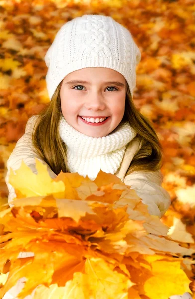 Retrato de otoño de una adorable niña con sombrero —  Fotos de Stock