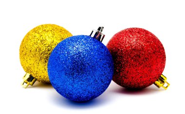 İzole Noel dekorasyon mavi kırmızı ve sarı top