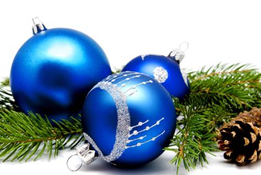 Noel dekorasyon mavi topları köknar koniler ile