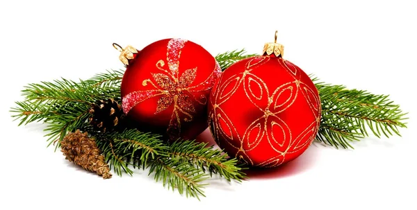 Різдвяна прикраса червоні кульки з ялиновими шишками — стокове фото