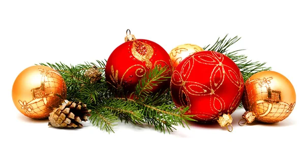 Різдвяна прикраса червоні золотисті жовті кульки з ялиновими конусами — стокове фото
