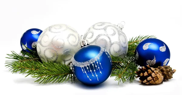 Noel dekorasyon mavi ve gümüş toplar köknar koniler ile — Stok fotoğraf