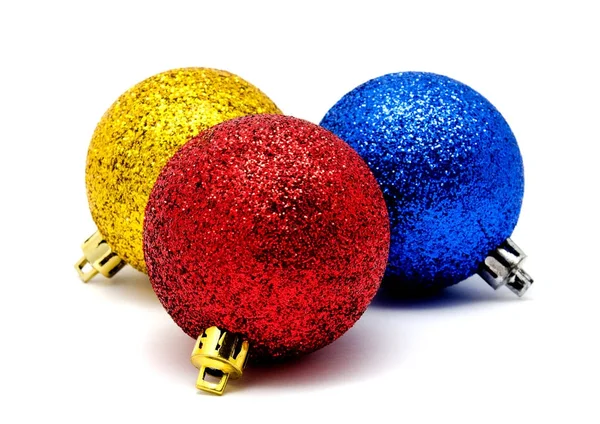 Рождественские украшения синий красный и желтый шарики изолированы — стоковое фото