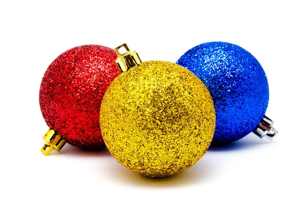 Weihnachtsdekoration blau rot und gelb Kugeln isoliert — Stockfoto