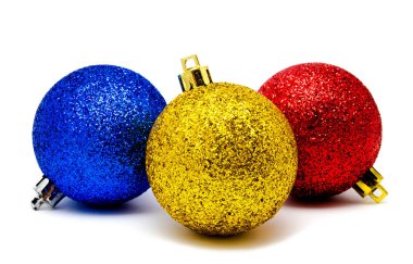İzole Noel dekorasyon mavi kırmızı ve sarı top 