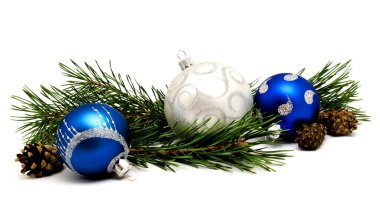 Noel dekorasyon mavi ve gümüş toplar köknar koniler ile