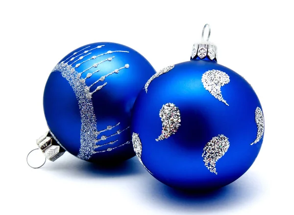 Decorazione di Natale palle blu isolato su un bianco — Foto Stock