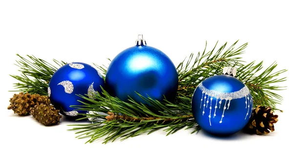 Weihnachtsdekoration blaue Kugeln mit Tannenzapfen — Stockfoto