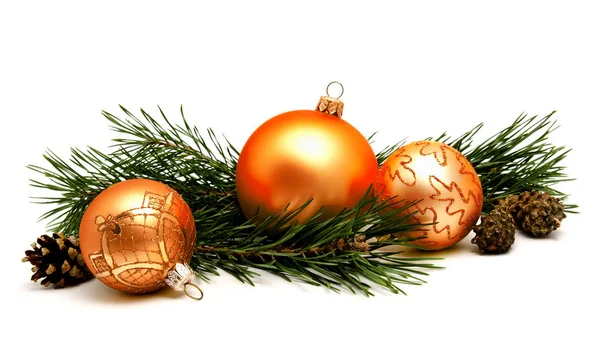 Kerst decoratie gouden gele ballen met spar kegels — Stockfoto