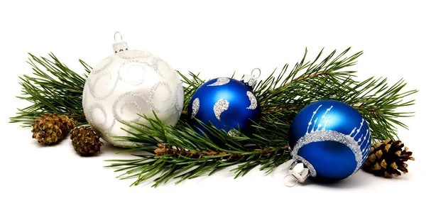 Decoratie blauwe en zilveren kerstballen met spar kegels — Stockfoto