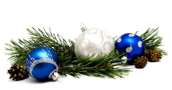 Рождественские украшения голубые и серебряные шарики с еловыми конусами — стоковое фото