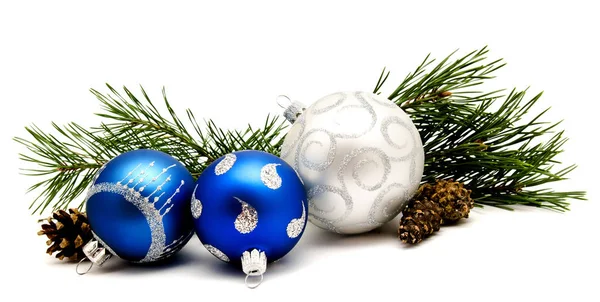 Рождественские украшения голубые и серебряные шарики с еловыми конусами — стоковое фото