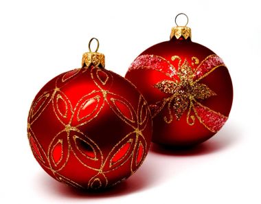 Noel dekorasyon kırmızı topları beyaz izole 