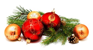 Noel dekorasyon kırmızı altın sarı topları ile çam kozalakları 