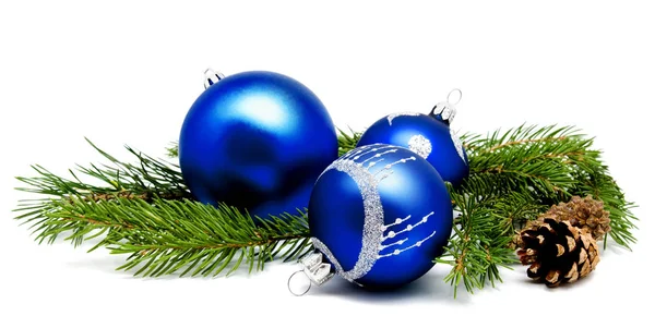 Kerst decoratie blauwe ballen met spar kegels en fir tree zemelen — Stockfoto