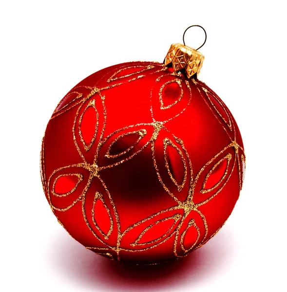 Decoração de Natal bola vermelha isolada em um branco — Fotografia de Stock
