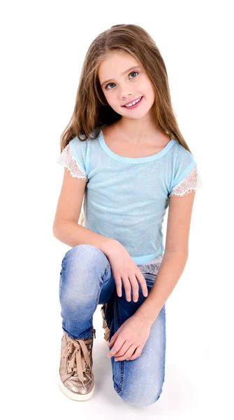 Портрет восхитительной улыбающейся счастливой маленькой девочки — стоковое фото