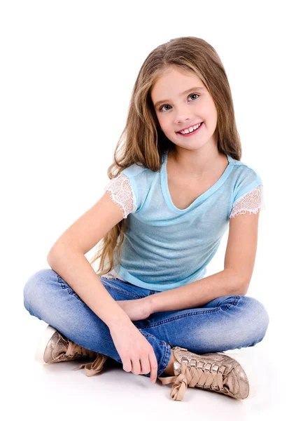 Портрет восхитительной улыбающейся счастливой маленькой девочки — стоковое фото