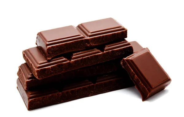 Pila de barras de chocolate de leche oscura aislada en un blanco — Foto de Stock