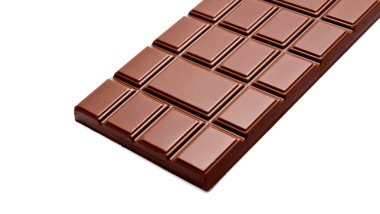 Koyu süt bütün çikolata beyaz izole 