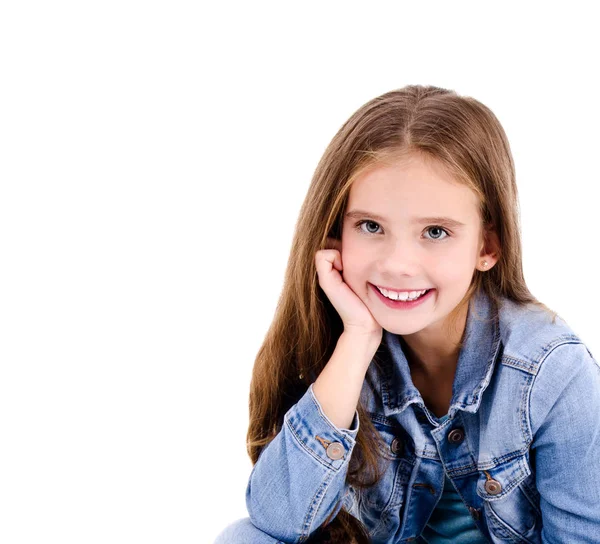 Портрет чарівної усміхненої щасливої маленької дівчинки дитини ізольовано — стокове фото