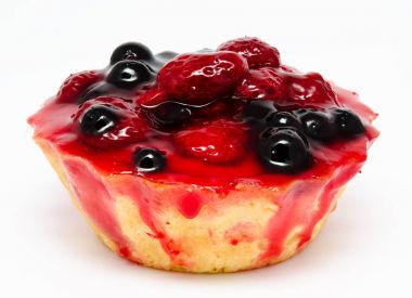 Lezzetli kek pasta ile izole meyve ahududu Frenk üzümü