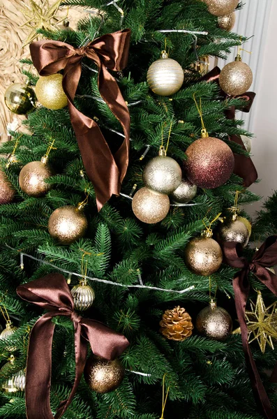 Achtergrond van Spar kerstboom met ballen in de kerstperiode — Stockfoto