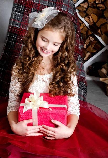 Adorabile felice sorridente bambina in abito da principessa con regalo b — Foto Stock