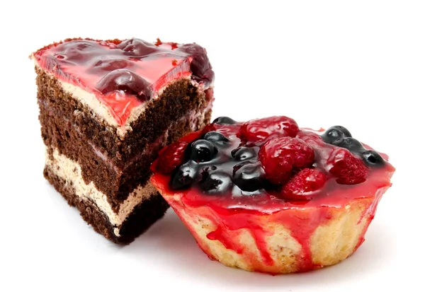 Heerlijke chocolade cake gebak met fruit cherry raspberry cur — Stockfoto