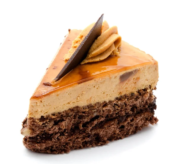 Delicioso bolo de chocolate com creme isolado — Fotografia de Stock