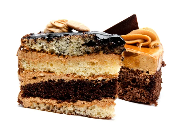 Вкусный шоколадный торт с арахисом и кремом изолированы — стоковое фото