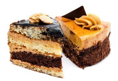 Lezzetli çikolatalı kek fıstık ve krema ile pasta beyaz izole