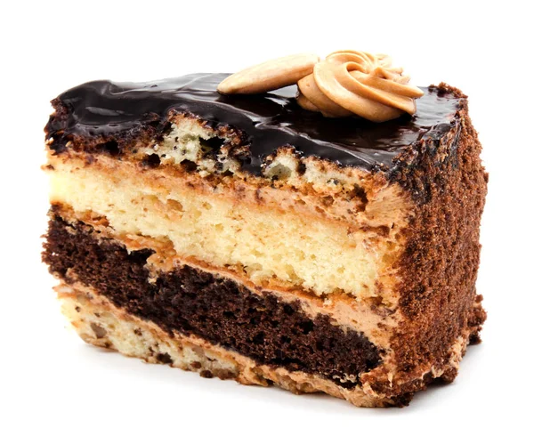 Pyszne ciasto czekoladowe ciasto z orzeszków ziemnych na białym tle — Zdjęcie stockowe