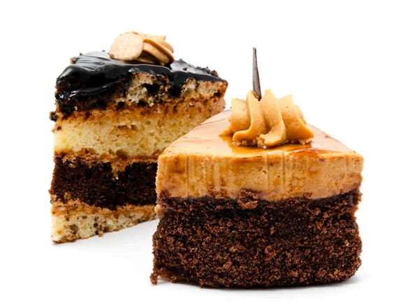 Deliciosos pasteles de chocolate con cacahuete y crema aislada —  Fotos de Stock
