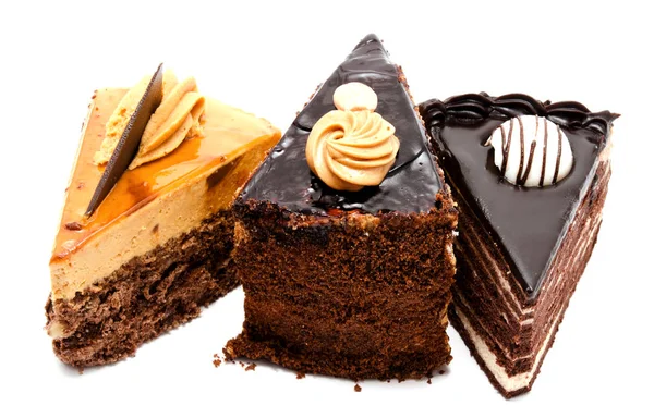 Heerlijke chocolade cake gebak met pinda en room geïsoleerd — Stockfoto