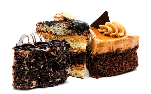 Läckra choklad kakor bakverk med jordnötter och grädde isolerade — Stockfoto