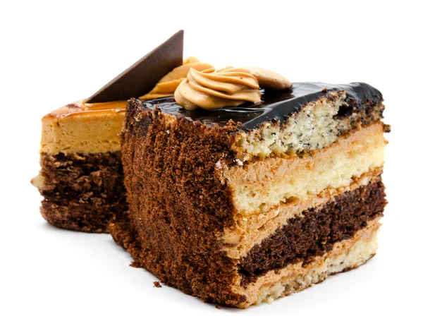 Delicioso bolo de chocolate com amendoim e creme isolado — Fotografia de Stock