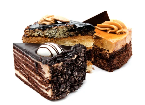 Delicioso bolo de chocolate com amendoim e creme isolado — Fotografia de Stock