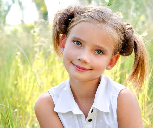 Πορτρέτο Του Αξιολάτρευτο Χαμογελαστό Μικρό Παιδί Κορίτσι Στο Φόρεμα Εξωτερική — Φωτογραφία Αρχείου