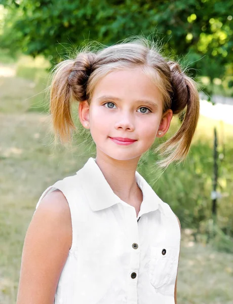 Portret śliczny uśmiechający się małe dziecko dziewczynka w sukienka zewnętrzny — Zdjęcie stockowe