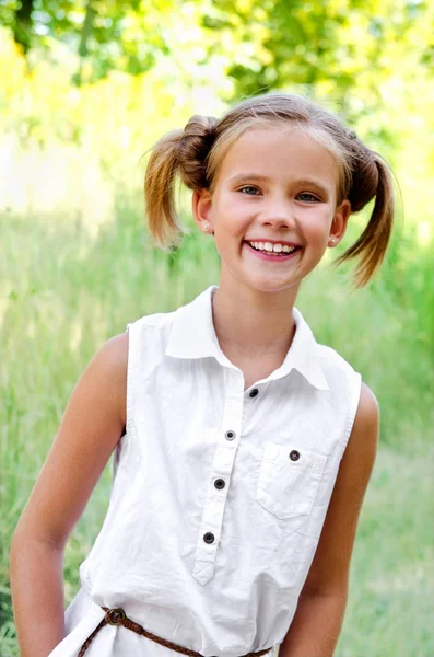 可爱微笑的小女孩，在夏季的一天的肖像 — 图库照片