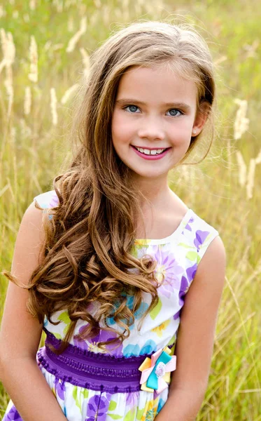 Retrato de adorável menina sorridente no prado no summe — Fotografia de Stock