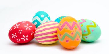 Mükemmel renkli el yapımı Paskalya yumurtaları izole 