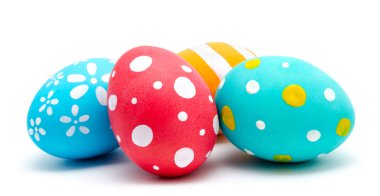 Mükemmel renkli el yapımı Paskalya yumurtaları izole 