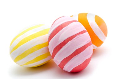 Mükemmel renkli el yapımı Paskalya yumurtaları izole 